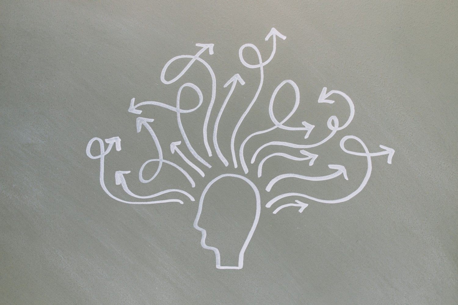Illustration of a person's head with multiple arrows branching outward, representing brain fog, scattered thoughts and difficulty concentrating.